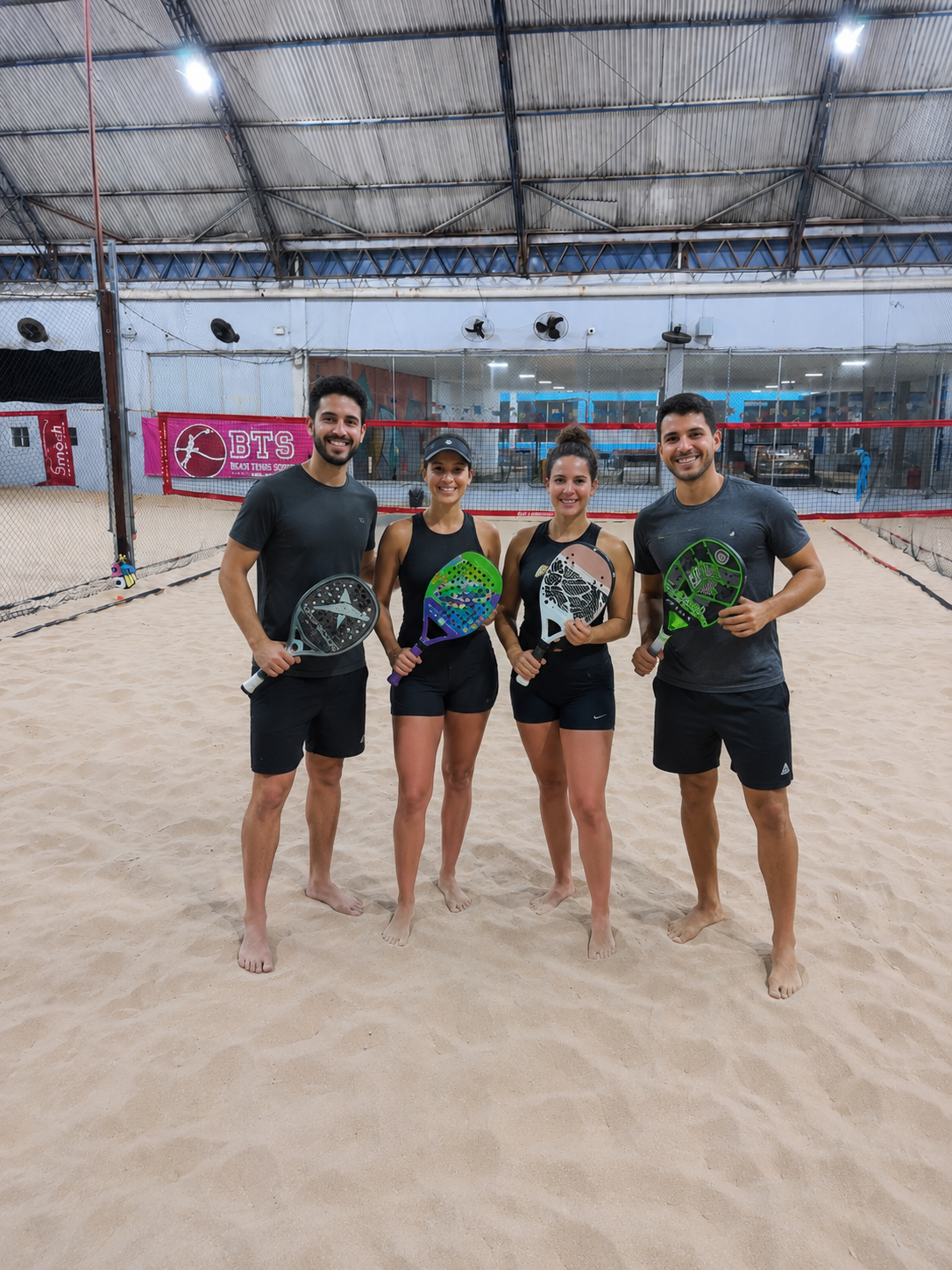 Turma de alunos da AFBT Coach reunida na quadra