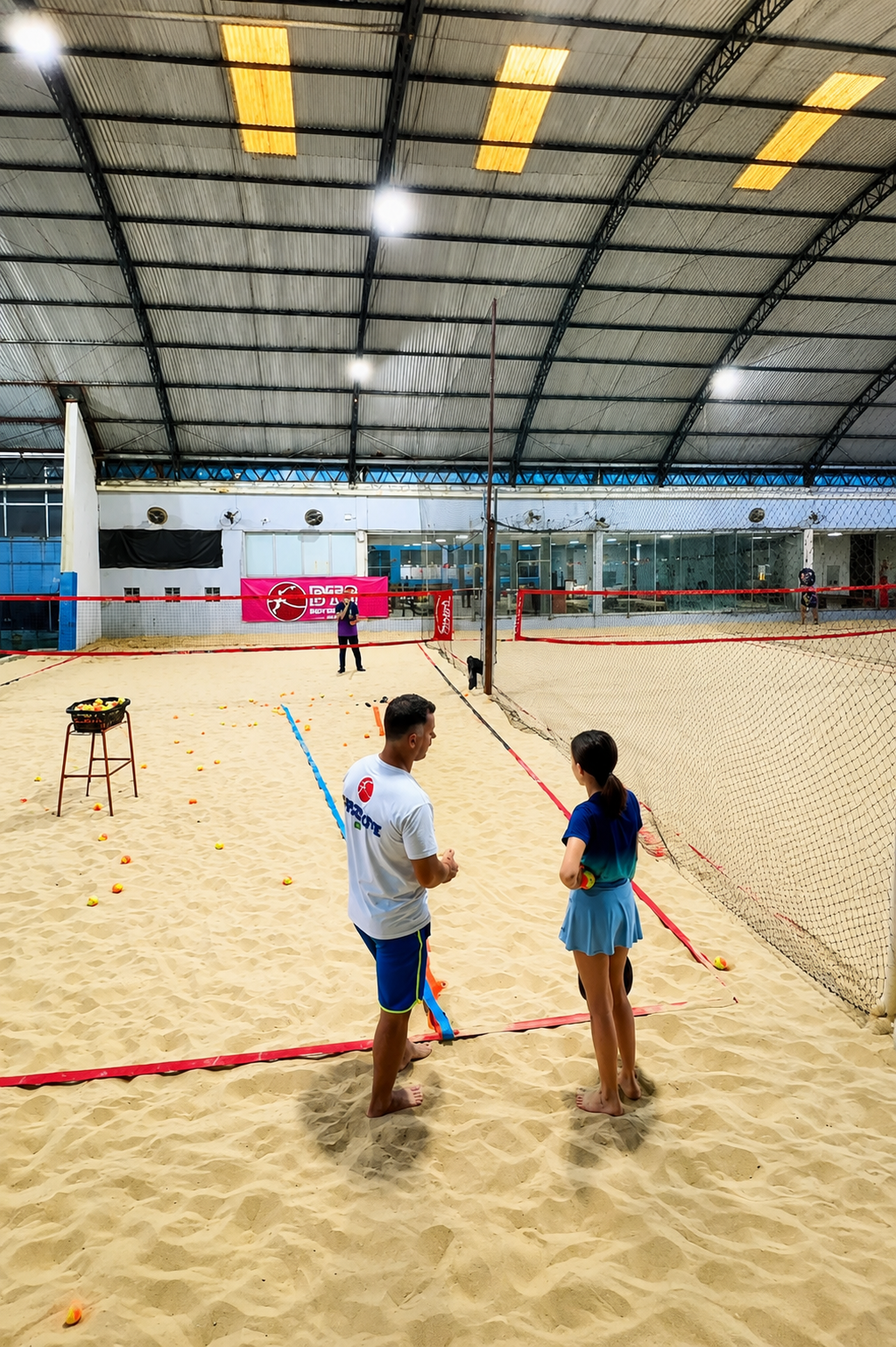 Partida de Beach Tennis à noite na quadra de areia