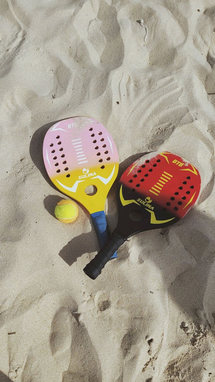 Raquetes e bolas de Beach Tennis na areia